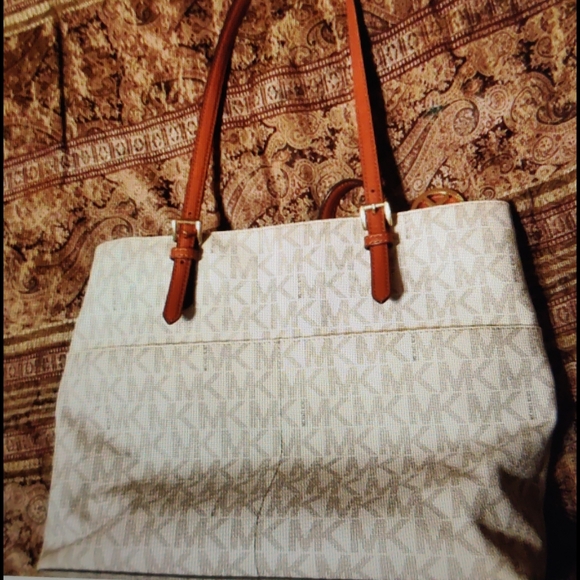 Michael Kors Bedford Tote - Picture 4 of 7